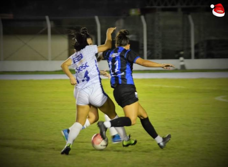 Lívia de azul - atacante do Ypiranga na disputa de bola