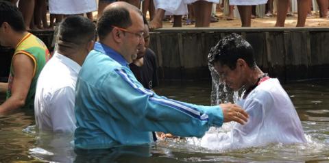 Igrejas evangélicas realizam batizado nas águas. A ação foi no acampamento Videira na comunidade do Cipoal