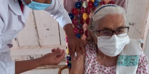 Dona Zizi de 92 anos foi a primeira idosa a ser vacinada em Óbidos | Portal Obidense
