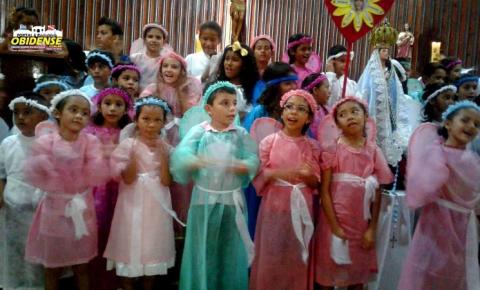 Crianças vestidas de Anjos, entoam cantos a celebração da Coroação de Nossa Senhora em Óbidos.