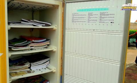 Carência de livros na geladeira literária, em Óbidos